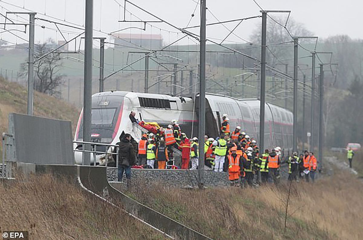Масштабна залізнична аварія у Франції: зійшов з рейок потяг, багато постраждалих – відео