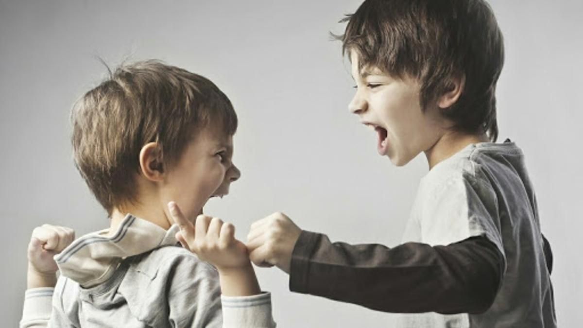 Школярі жорстоко побили дитину на очах у вчителів: відео Школярі жорстоко побили дитину на очах у вчителів: відео