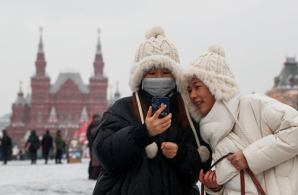 Передать москва. Иностранцы в России зимой. Россияне и иностранцы. Китайцы зимой в России. Китайцы и россияне.