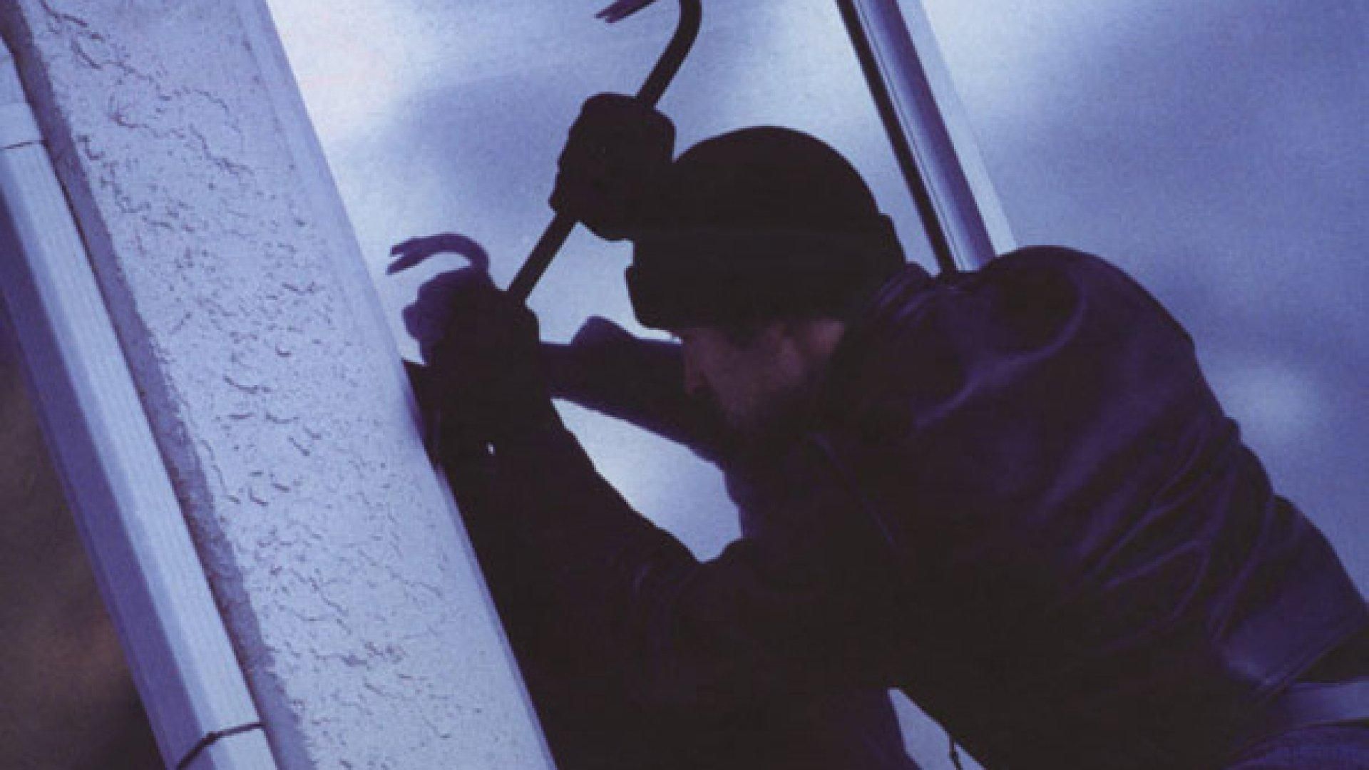 Вор-неудачник попал на камеру видеонаблюдения в Киеве Вор-неудачник попал на камеру видеонаблюдения в Киеве