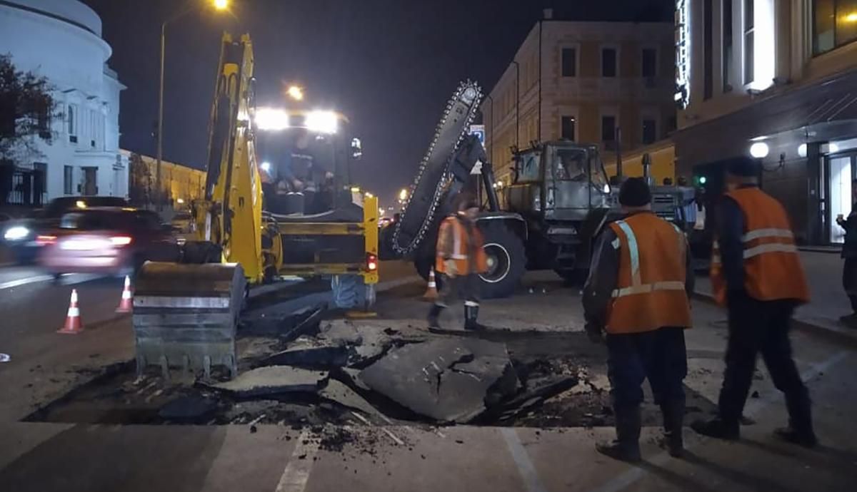 В центре Киева прорвало трубу и провалился асфальт: фото