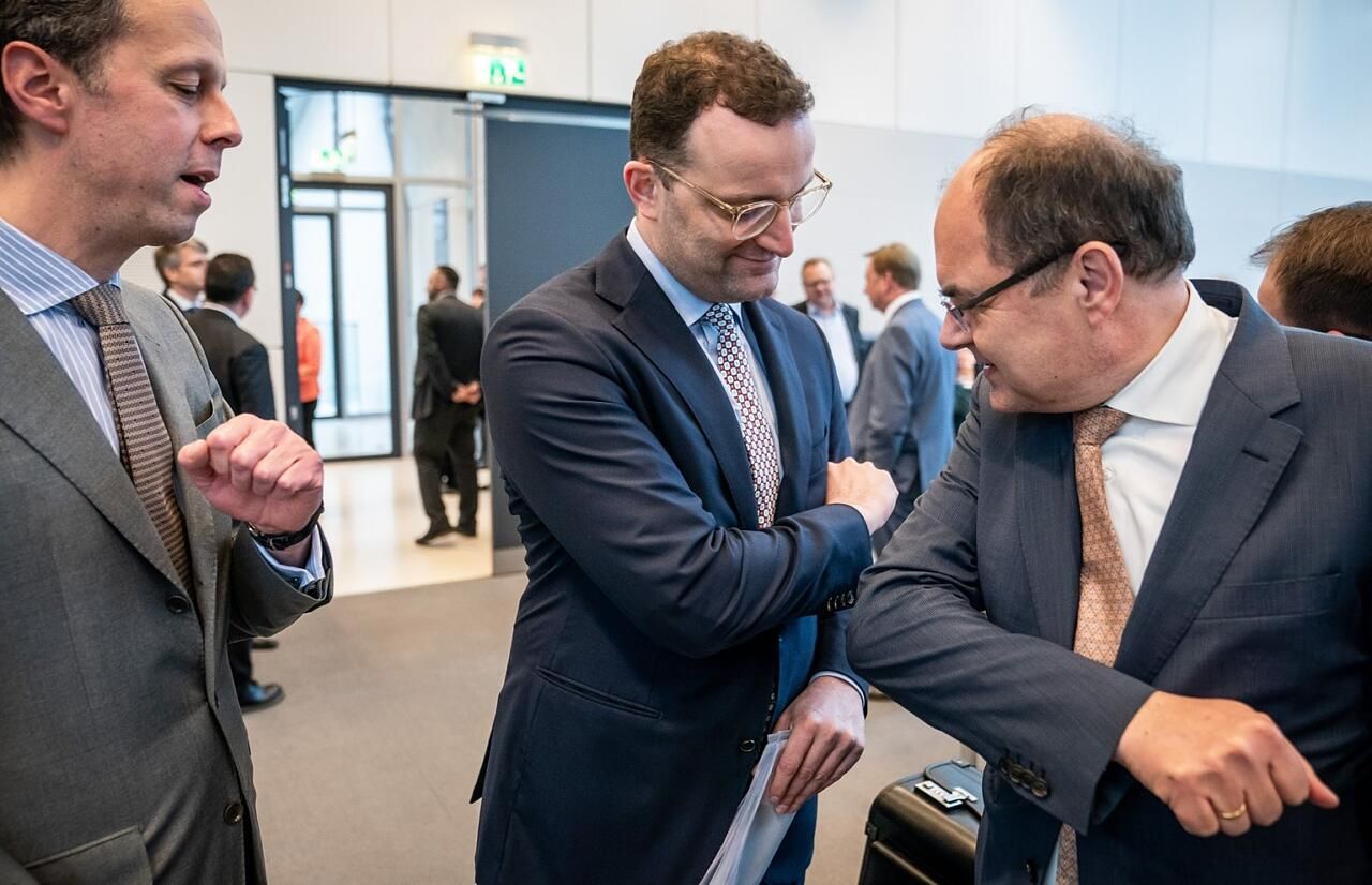 Приветствие ногами и локтями: как коронавирус меняет повседневную жизнь людей Приветствие ногами и локтями: как коронавирус меняет повседневную жизнь людей