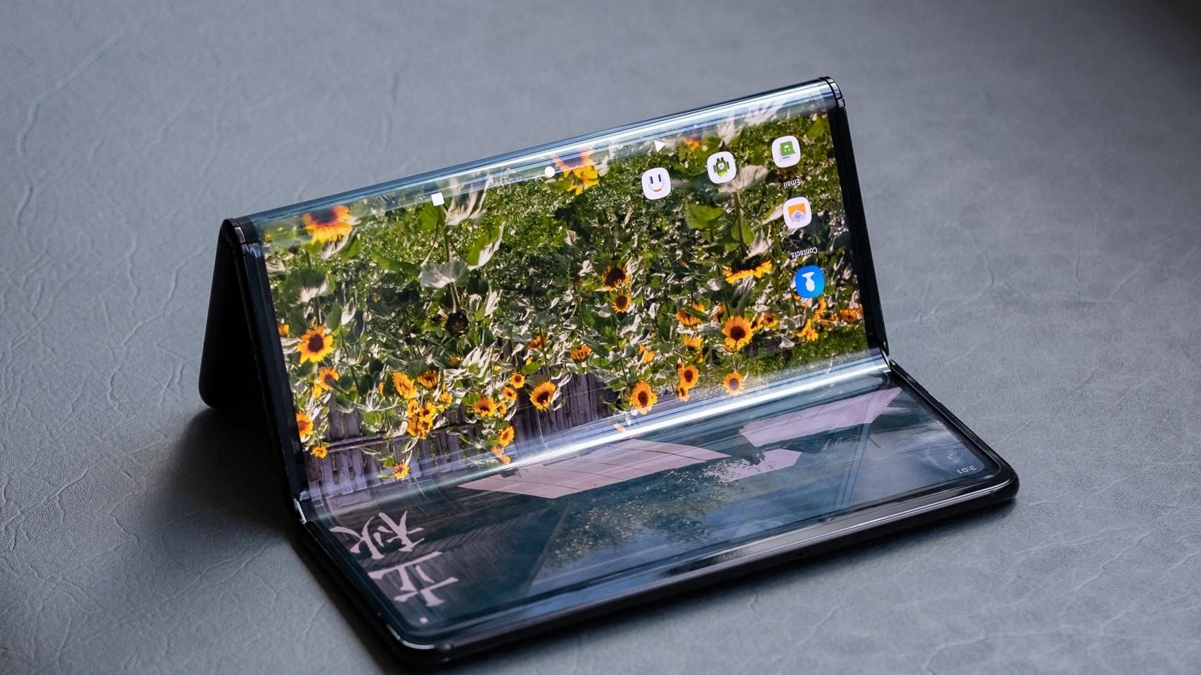 Компанія TCL показала два смартфони з дуже незвичним дизайном: фото та відео Компанія TCL показала два смартфони з дуже незвичним дизайном: фото та відео