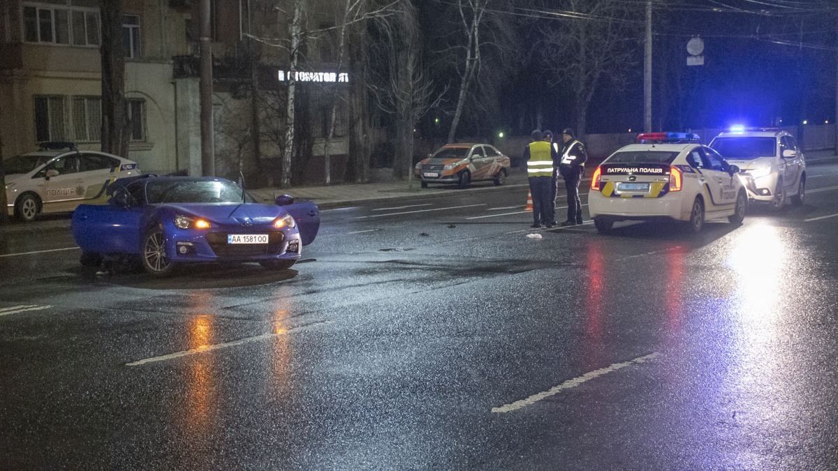 Страшное смертельное ДТП в Киеве: машина на скорости протаранила столб – фото, видео