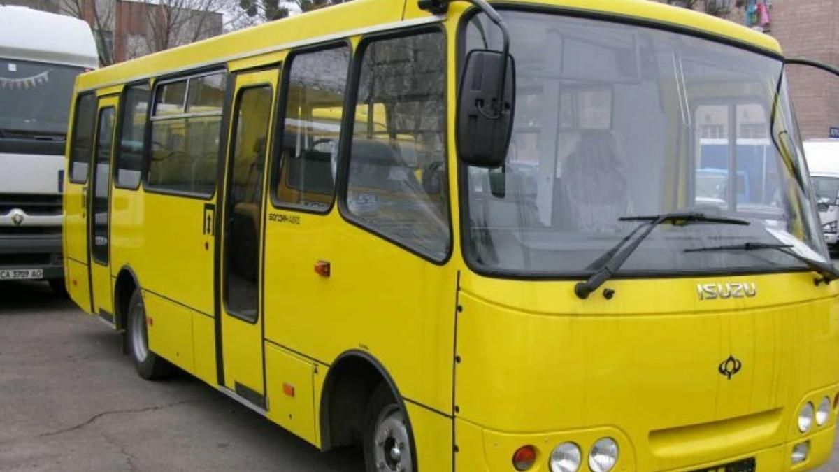 У київській маршрутці "залицяльник" вдарив поліцейську в обличчя і розбив їй ніс У київській маршрутці "залицяльник" вдарив поліцейську в обличчя і розбив їй ніс