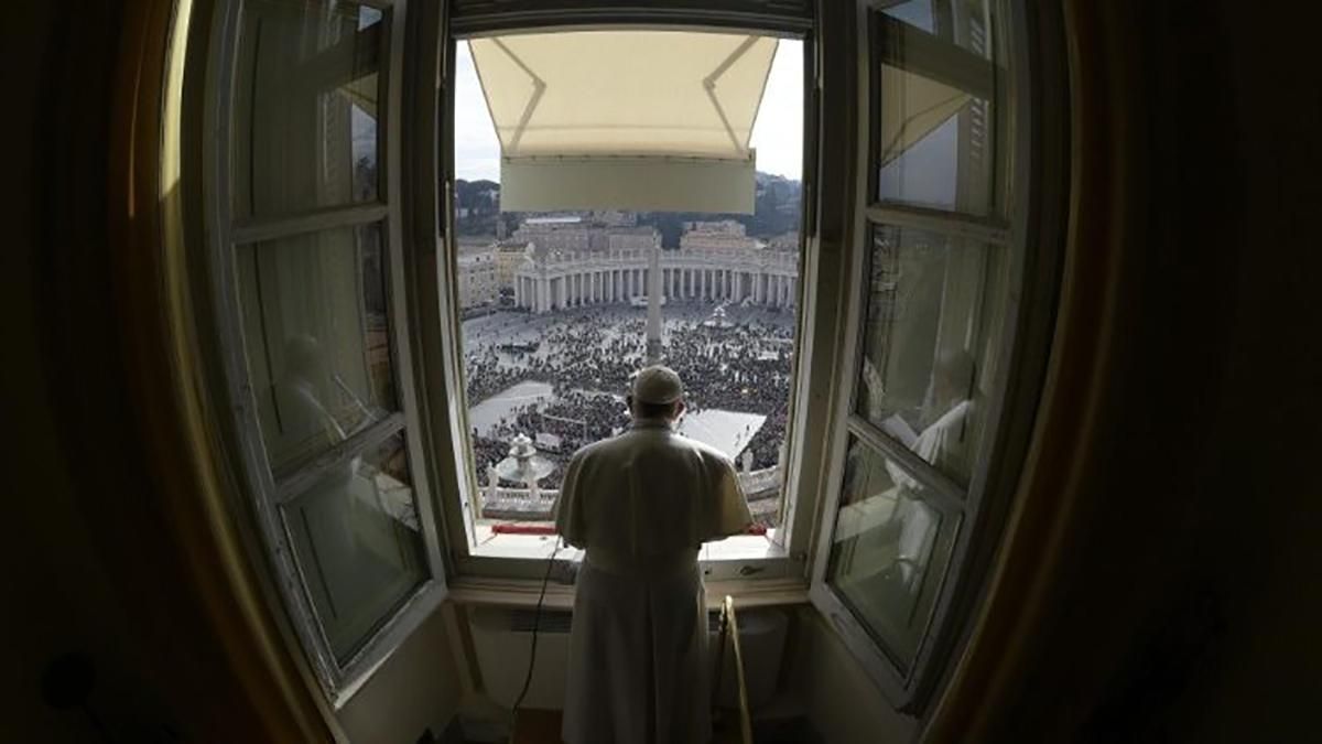 Папа Римский проведет воскресную службу в онлайн-трансляции из-за коронавируса