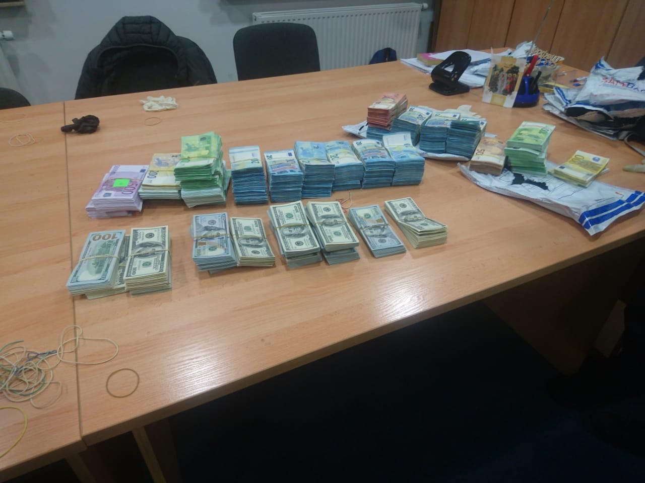 Мужчина пытался провезти в Украину колоссальную сумму валюты, спрятав в герметичные пакеты