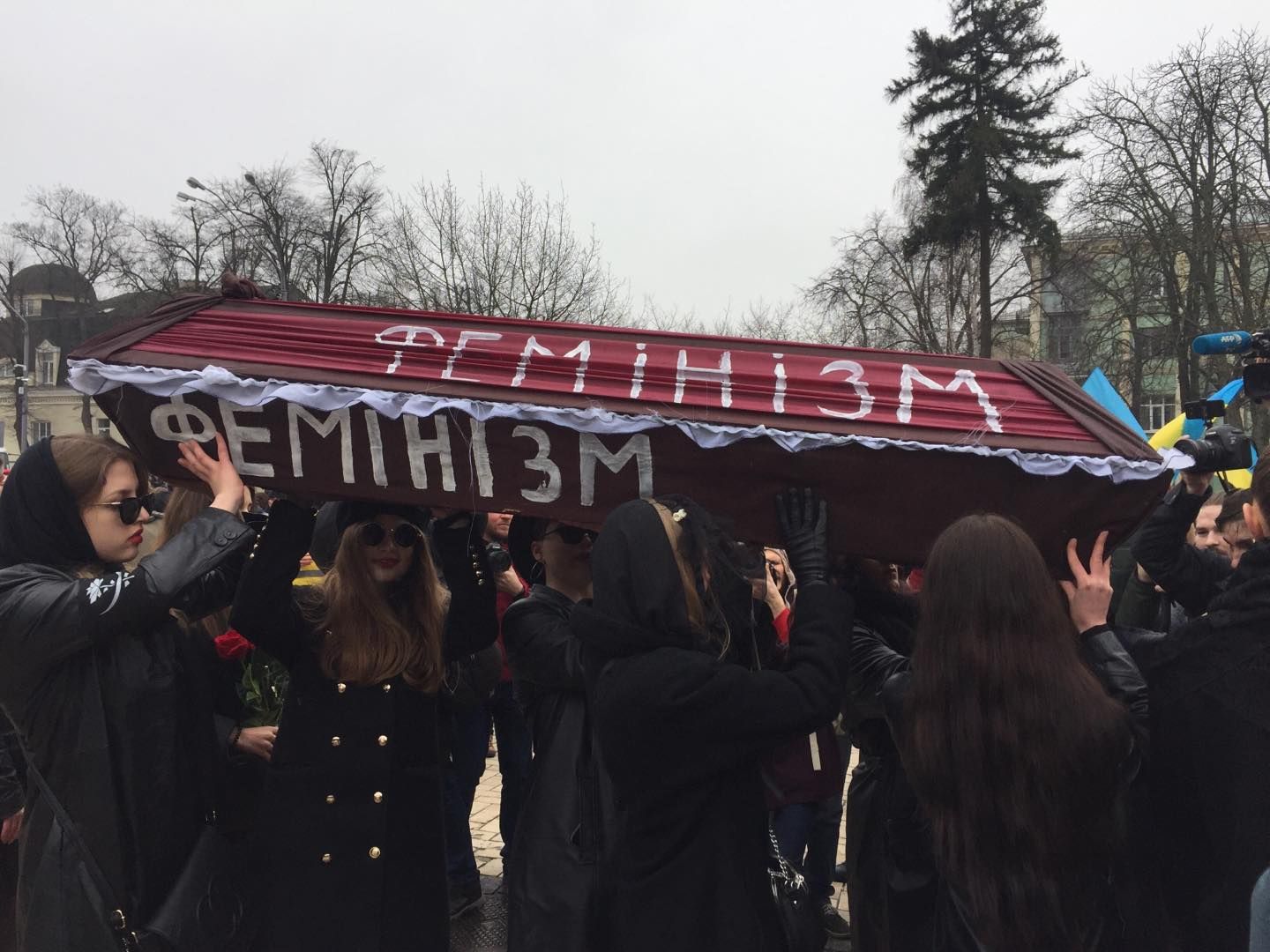 У Києві на 8 березня дві протилежні акції: за права жінок і проти абортів – фото