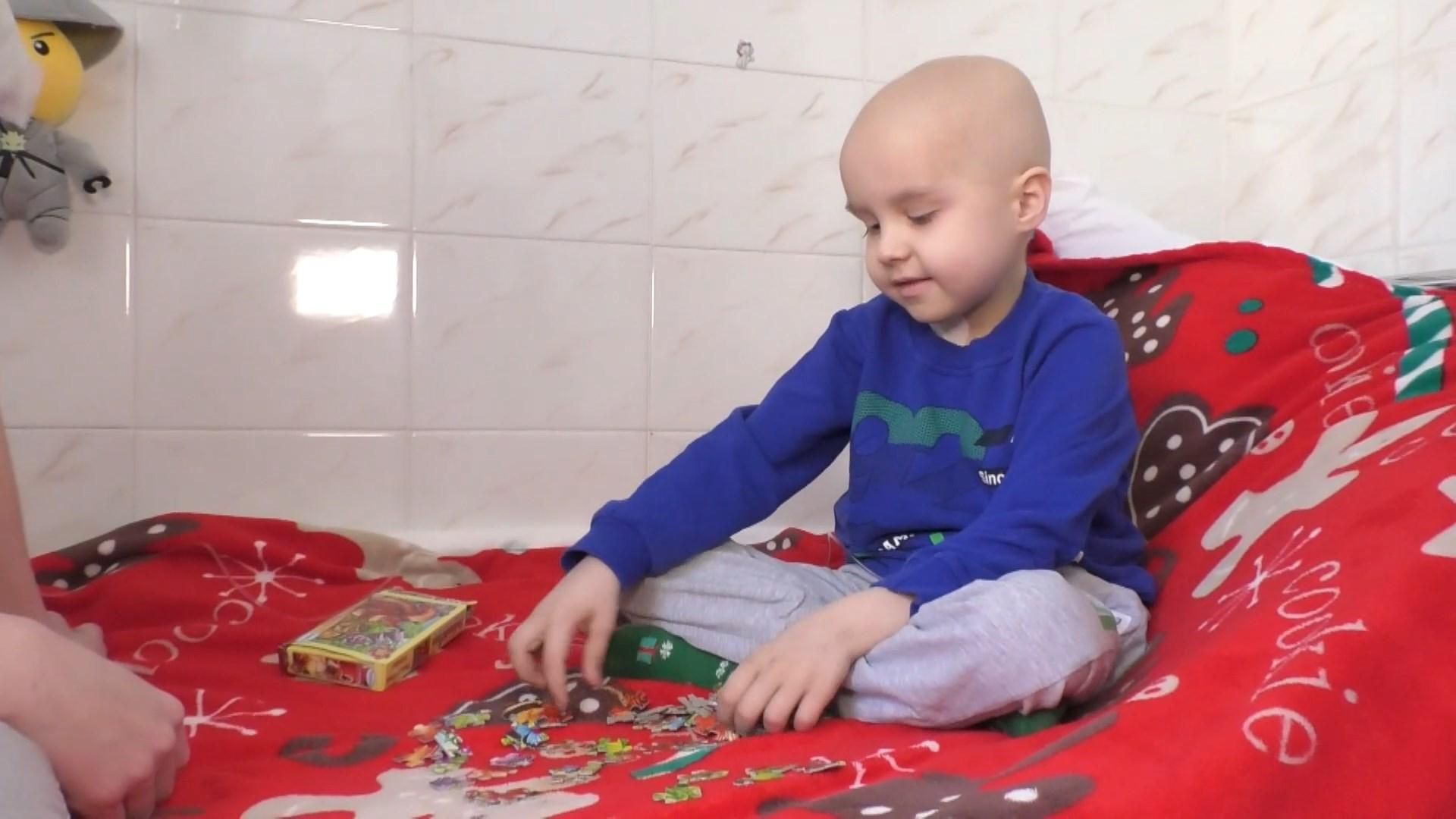 Онкохворі діти отримують подарунки за складні процедури у Черкасах: щемливе відео