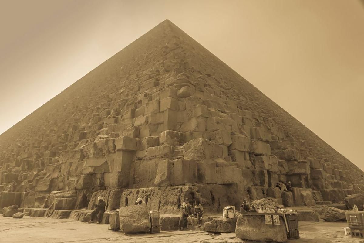 В Египте мужчина упал с пирамиды и умер В Египте мужчина упал с пирамиды и умер