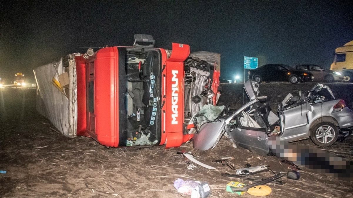 Під Києвом вантажівка вщент розтрощила легковик: троє загиблих – моторошні фото та відео