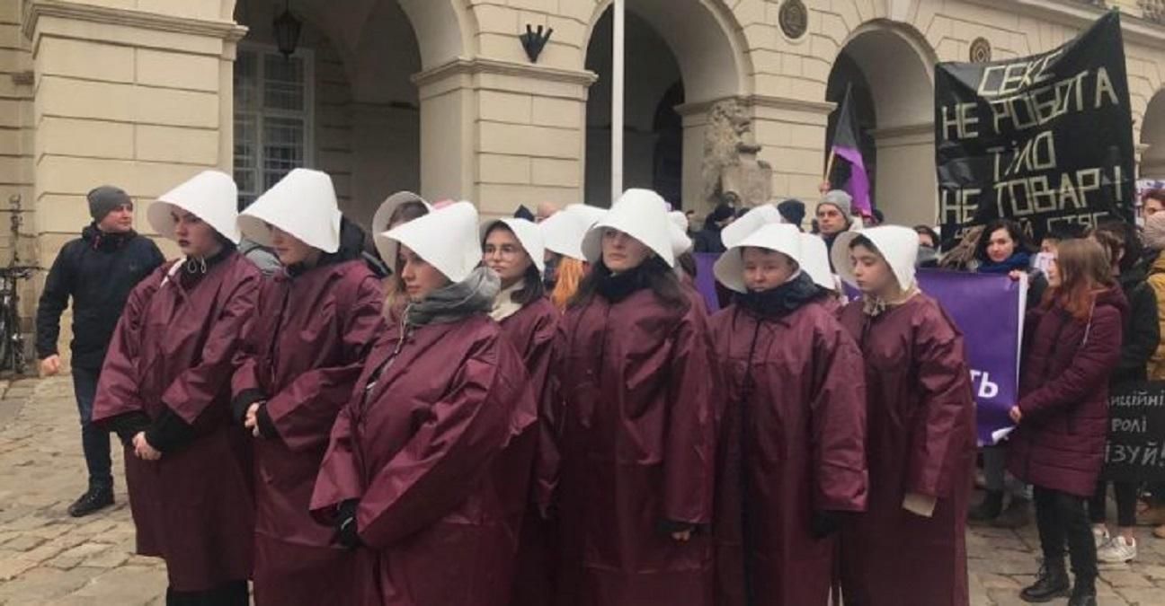 Марш за права жінок у Львові: у ході взяла участь колона у костюмах з серіалу "Оповідь служниці"