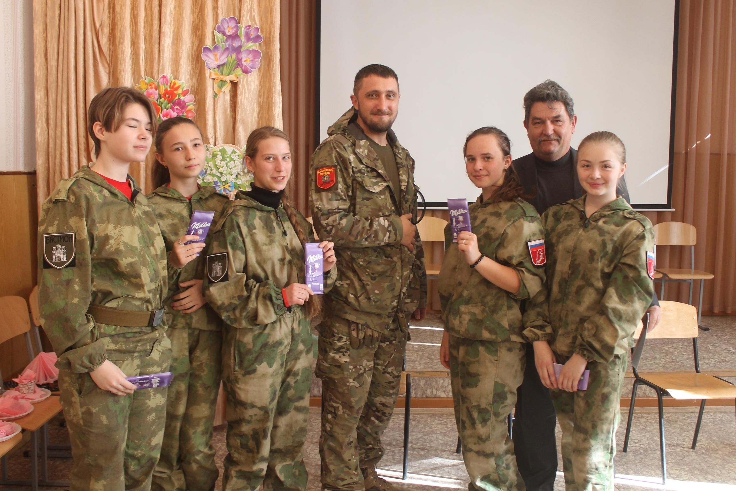 На 8 марта в школах оккупированного Крыма устроили милитарщину с "Лебединым озером"