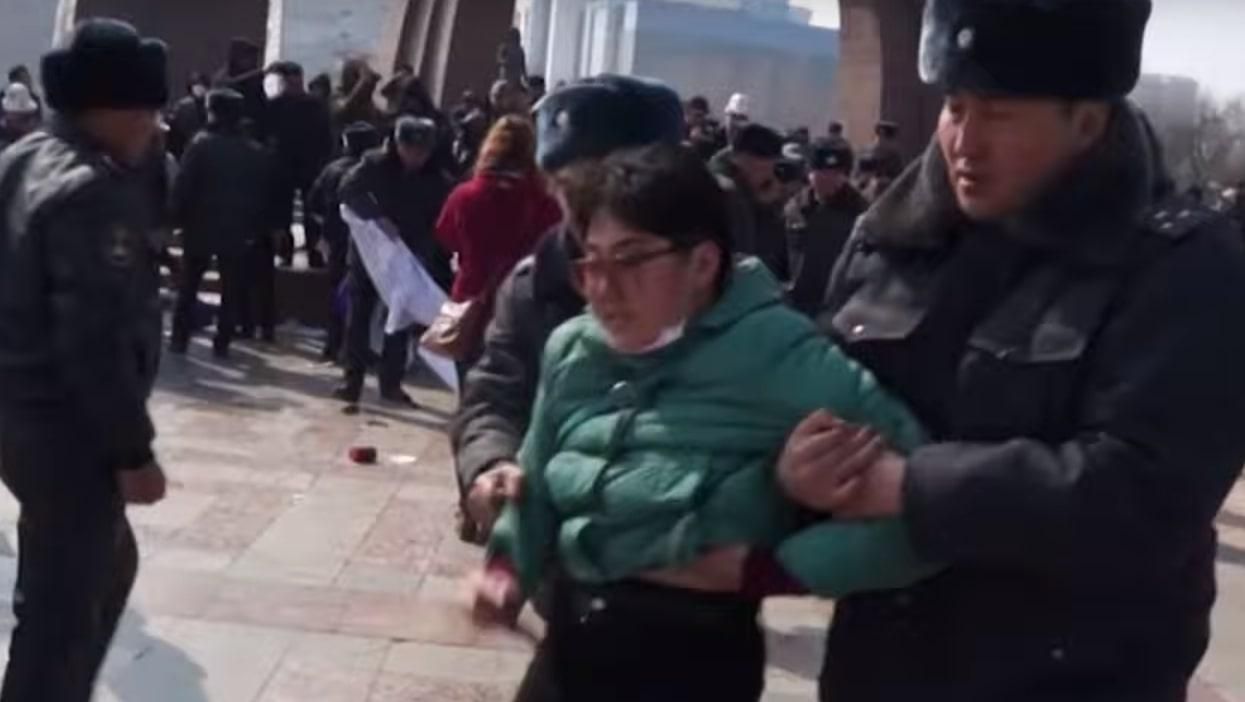 Всемирный марш женщин в Кыргызстане закончился драками и задержанием: видео