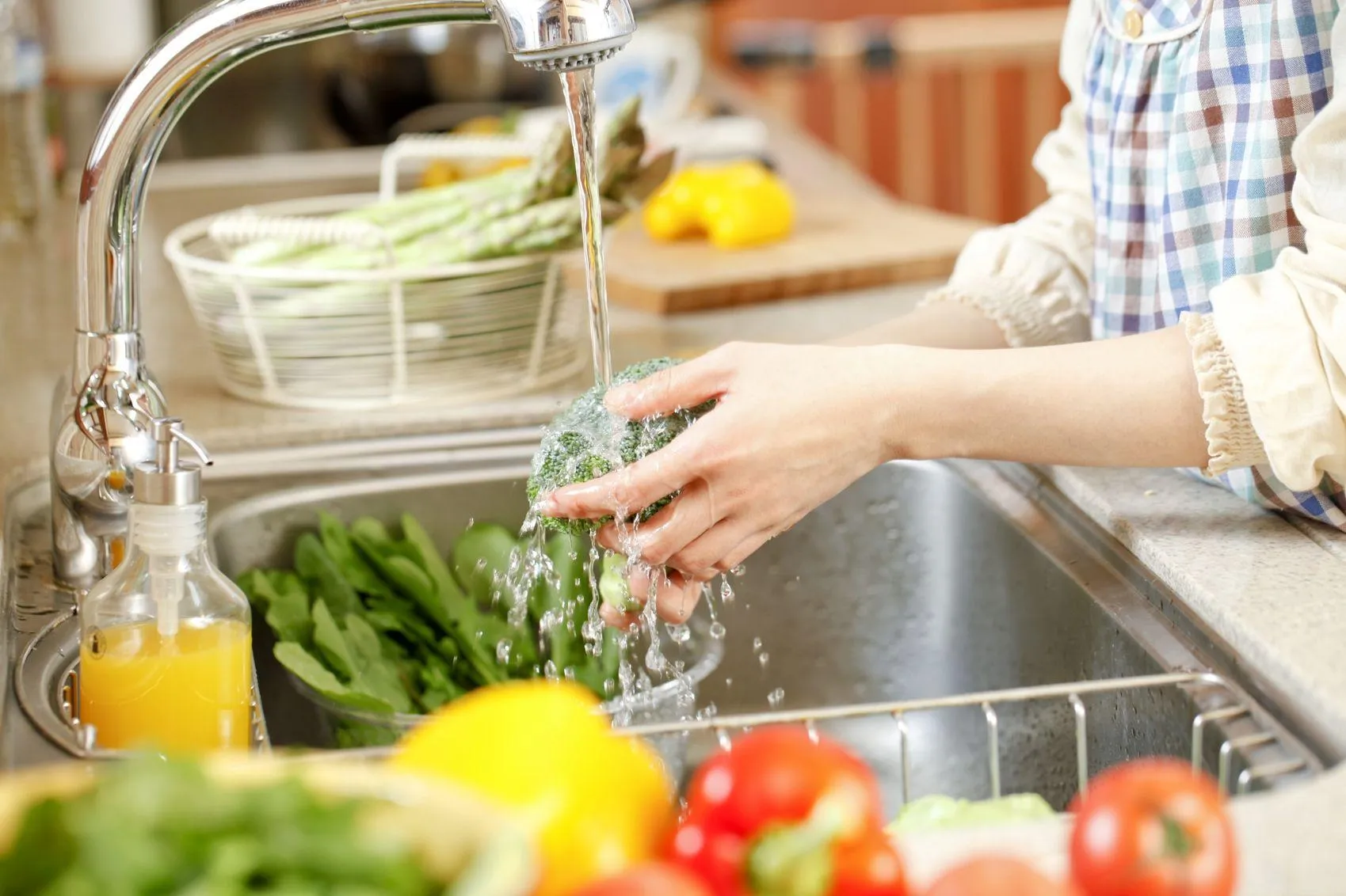 Ретельно мийте фрукти та овочі перед вживанням