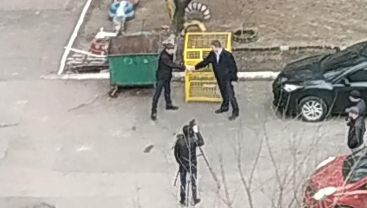 Оккупанты торжественно открыли мусорный контейнер в Донецке: фото Оккупанты торжественно открыли мусорный контейнер в Донецке: фото