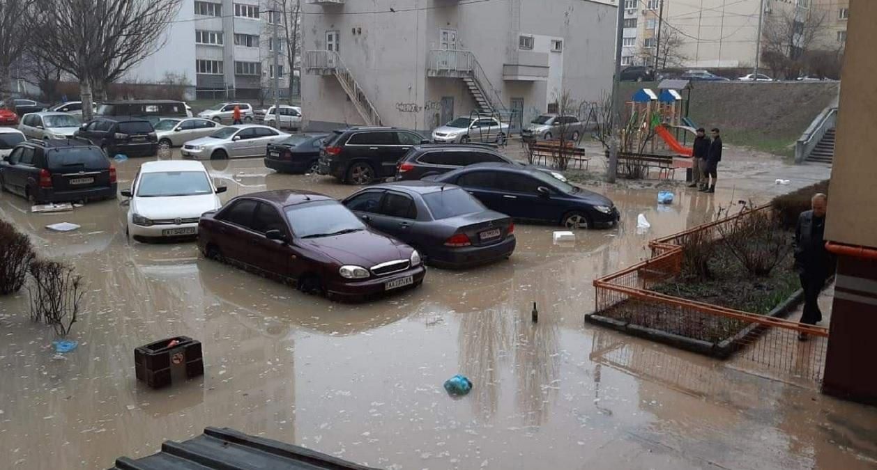 У Києві через прорив труби затопило вулицю: автомобілі плавали у воді – фото, відео