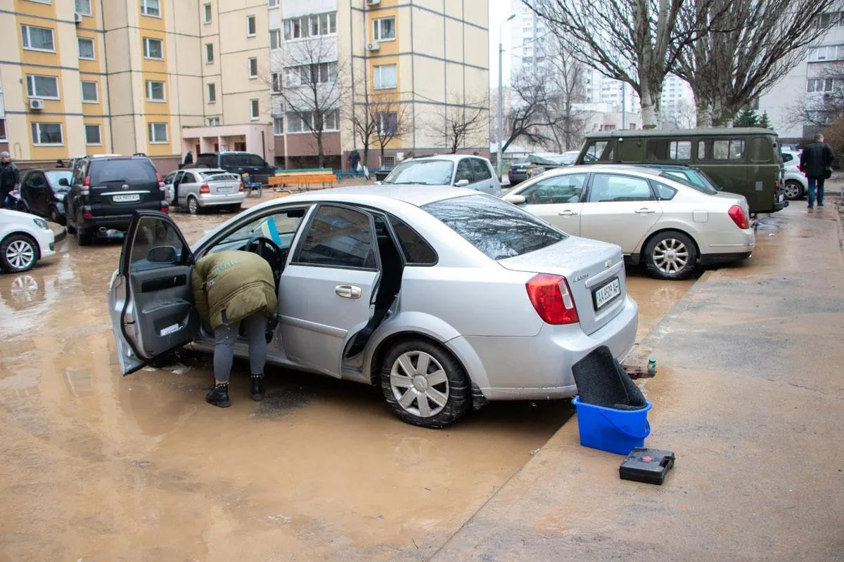 вода затопило вулицю Київ