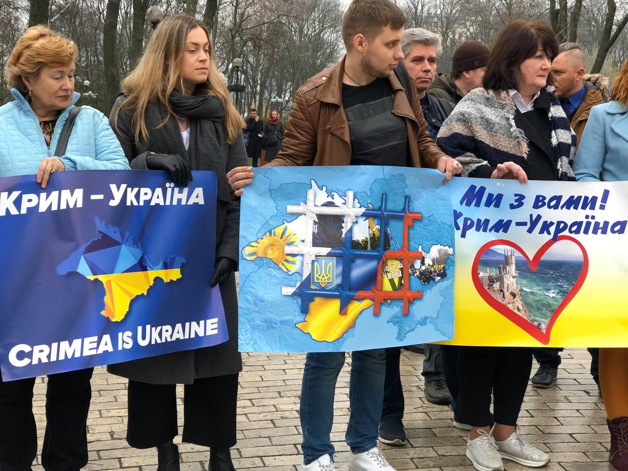 У Києві пройшла акція солідарності з Кримом: відео з місця події