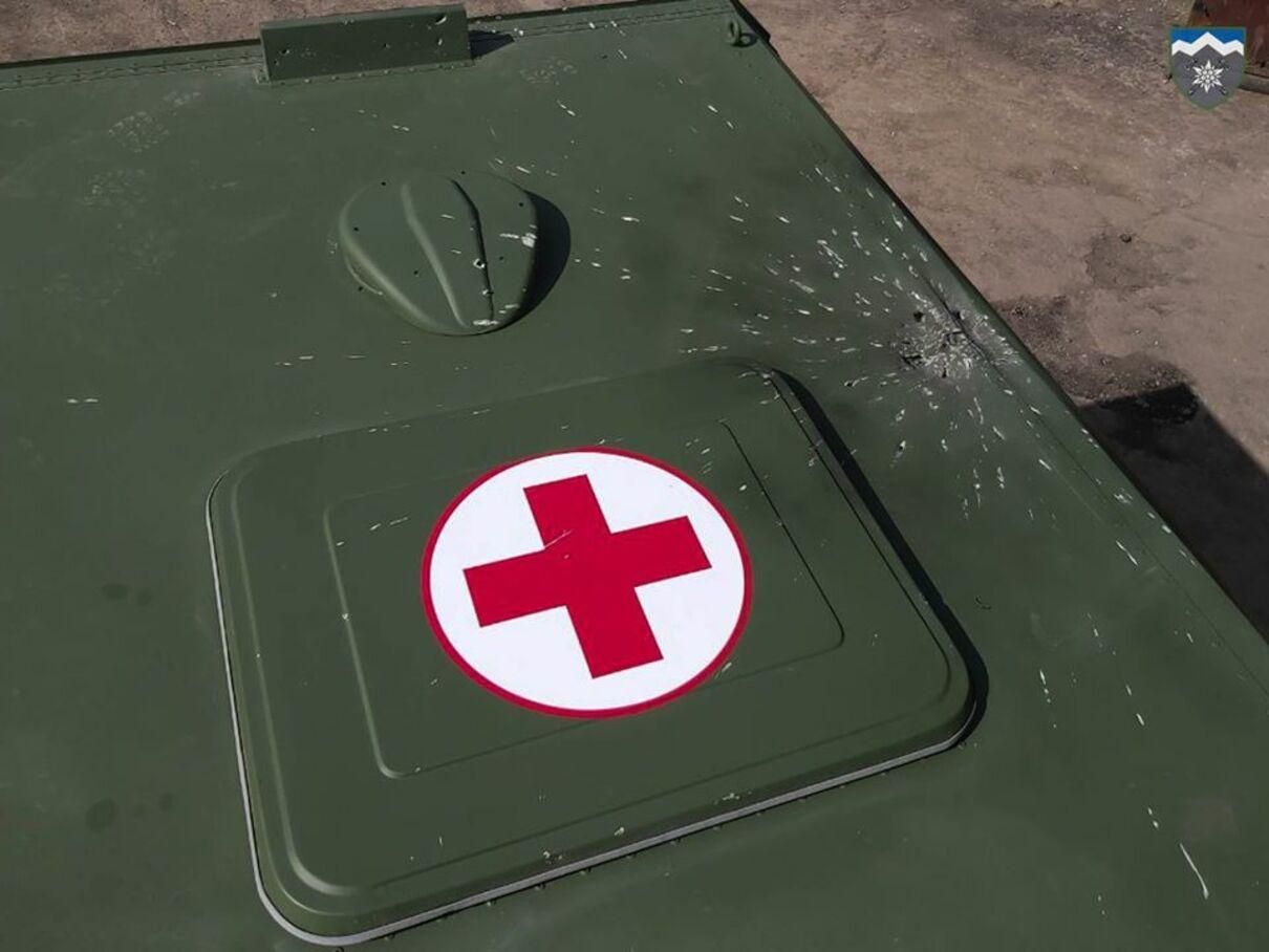 Цинічна атака: окупанти скинули на медичне авто українських бійців дві гранати – фото
