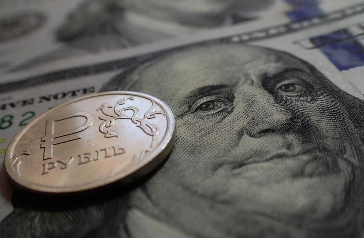 Акції російських компаній і далі падають, а долар і євро щодо рубля ростуть
