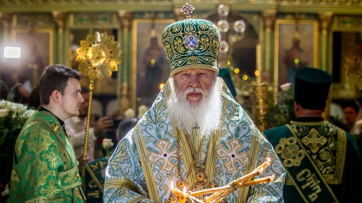 Пол-литра митрополита: архиерею УПЦ МП на 80 лет подарили бутылку именного коньяка – фото