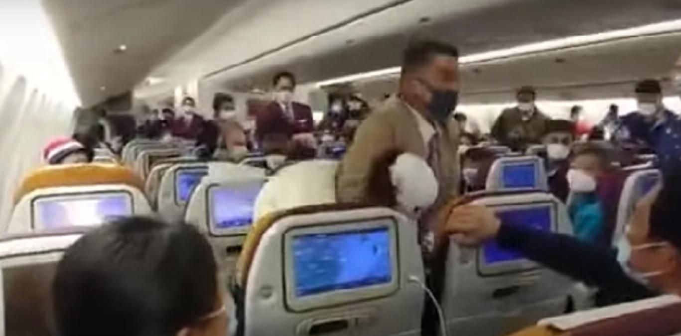 Китаянка кашляла на екіпаж та влаштувала бійку через перевірку на коронавірус: відео Китаянка кашляла на екіпаж та влаштувала бійку через перевірку на коронавірус: відео