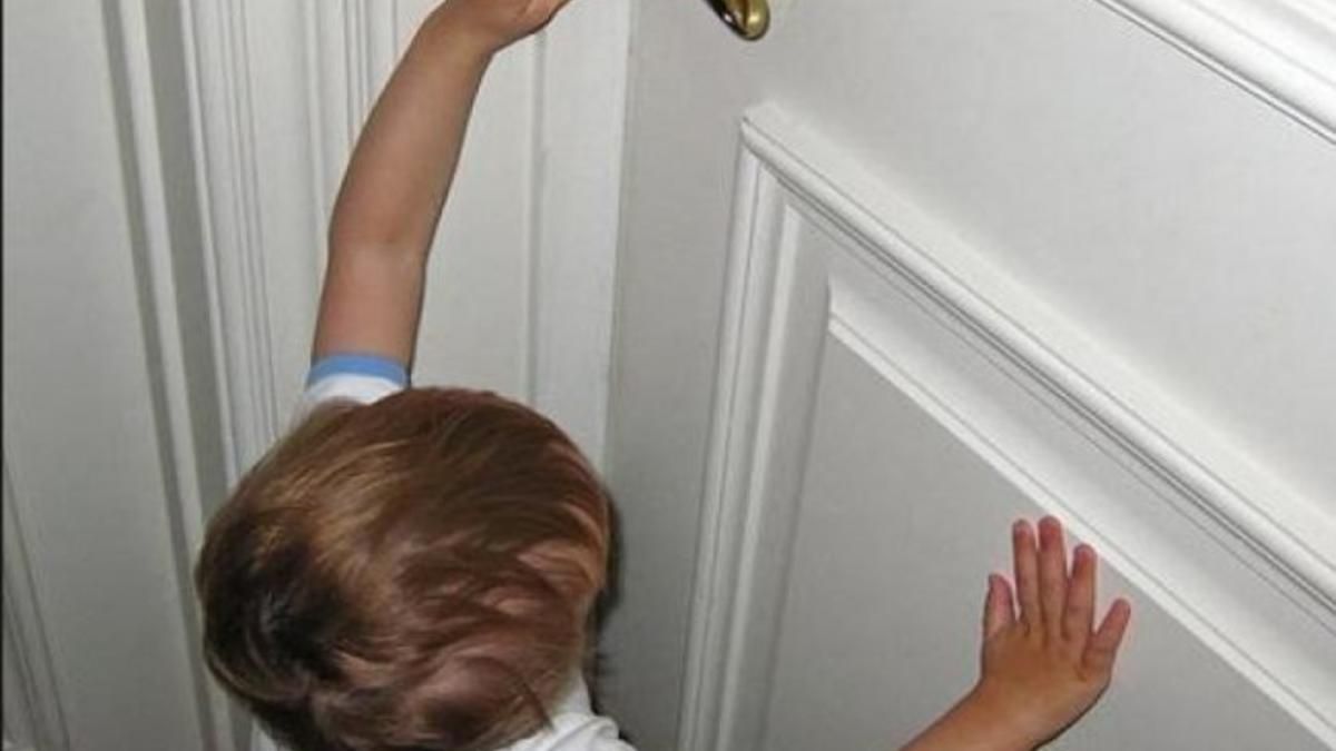 У Дніпрі на вулиці знайшли 2-річну дитину практично без одягу У Дніпрі на вулиці знайшли 2-річну дитину практично без одягу