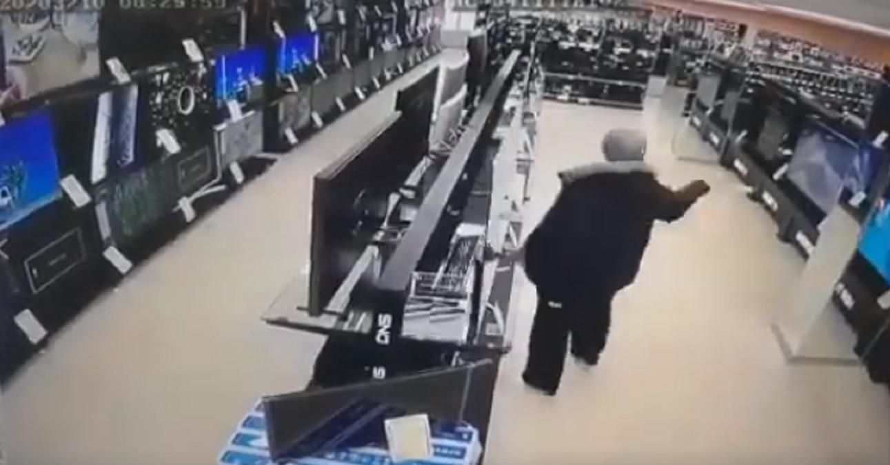 В России мужчина разбил молотком плазменные телевизоры в магазине: видео