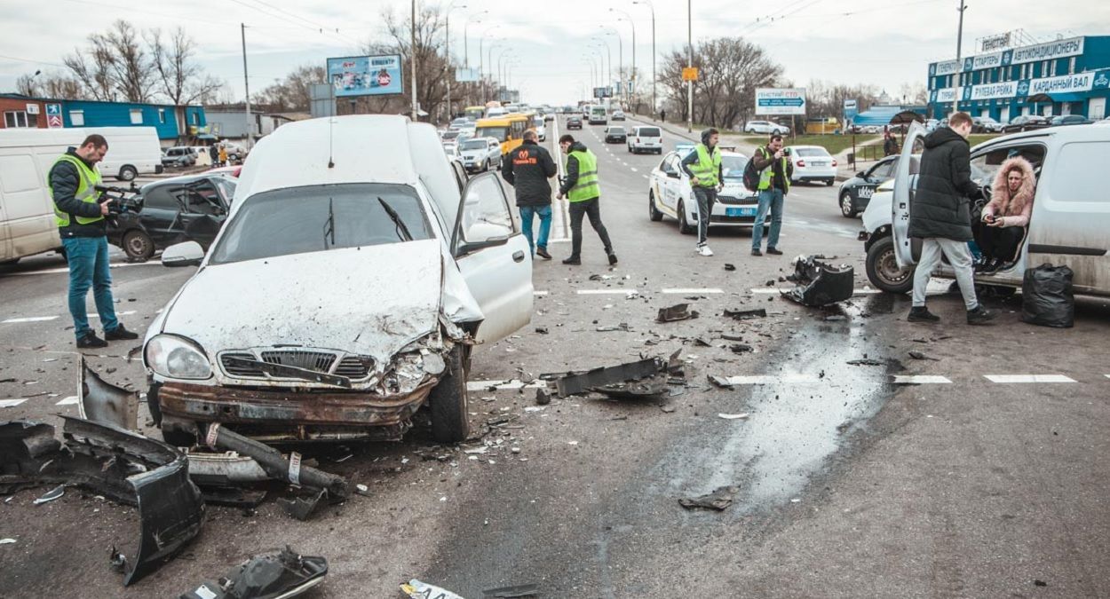 У Києві неадекватний чоловік на Lanos протаранив три автомобілі: фото У Києві неадекватний чоловік на Lanos протаранив три автомобілі: фото