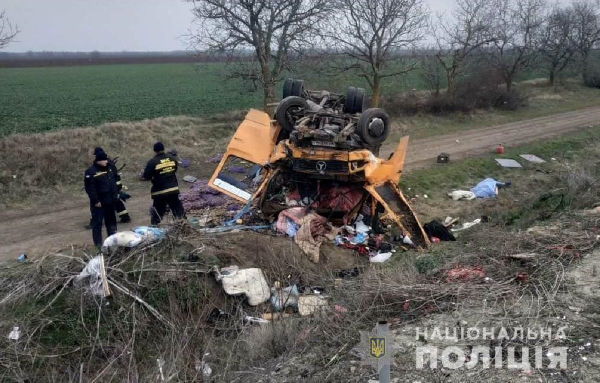 Смертельна аварія на трасі Одеса – Рені: зіткнулися мікроавтобус і легковик – фото
