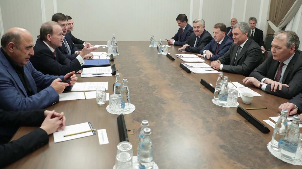 Медведчук і депутати ОПЗЖ відвідали Москву: "Слуга народу" пропонує їх відправити на карантин Медведчук і депутати ОПЗЖ відвідали Москву: "Слуга народу" пропонує їх відправити на карантин