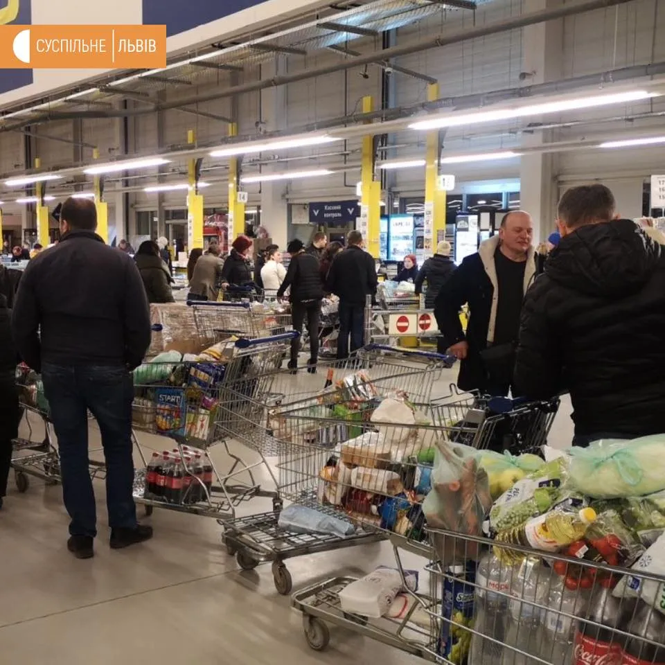 Українці купують продукти в супермаркеті Українці купують продукти в супермаркеті