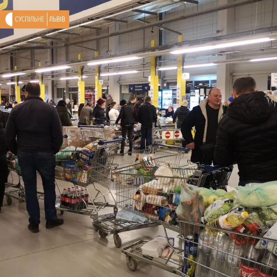 Українці купують продукти в супермаркеті