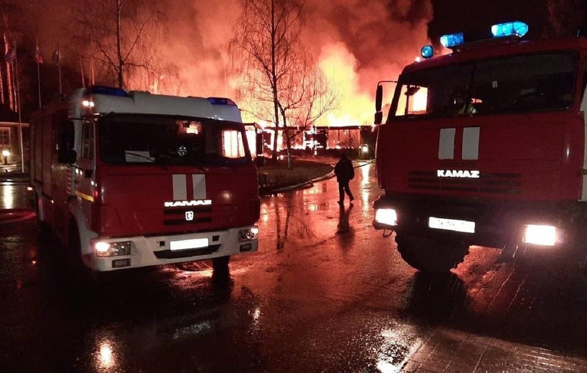 Під Москвою спалахнула велика пожежа у готелі: відео