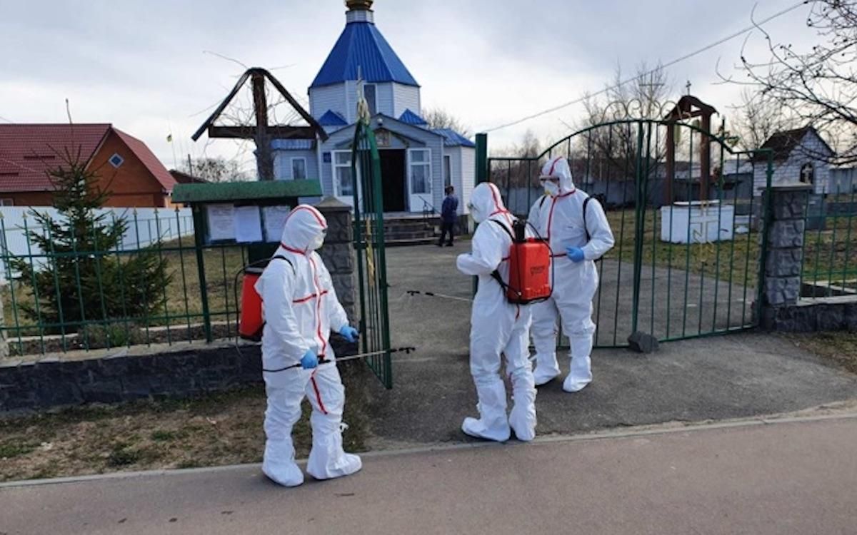 В Радомышле дезинфицировали церковь В Радомышле дезинфицировали церковь