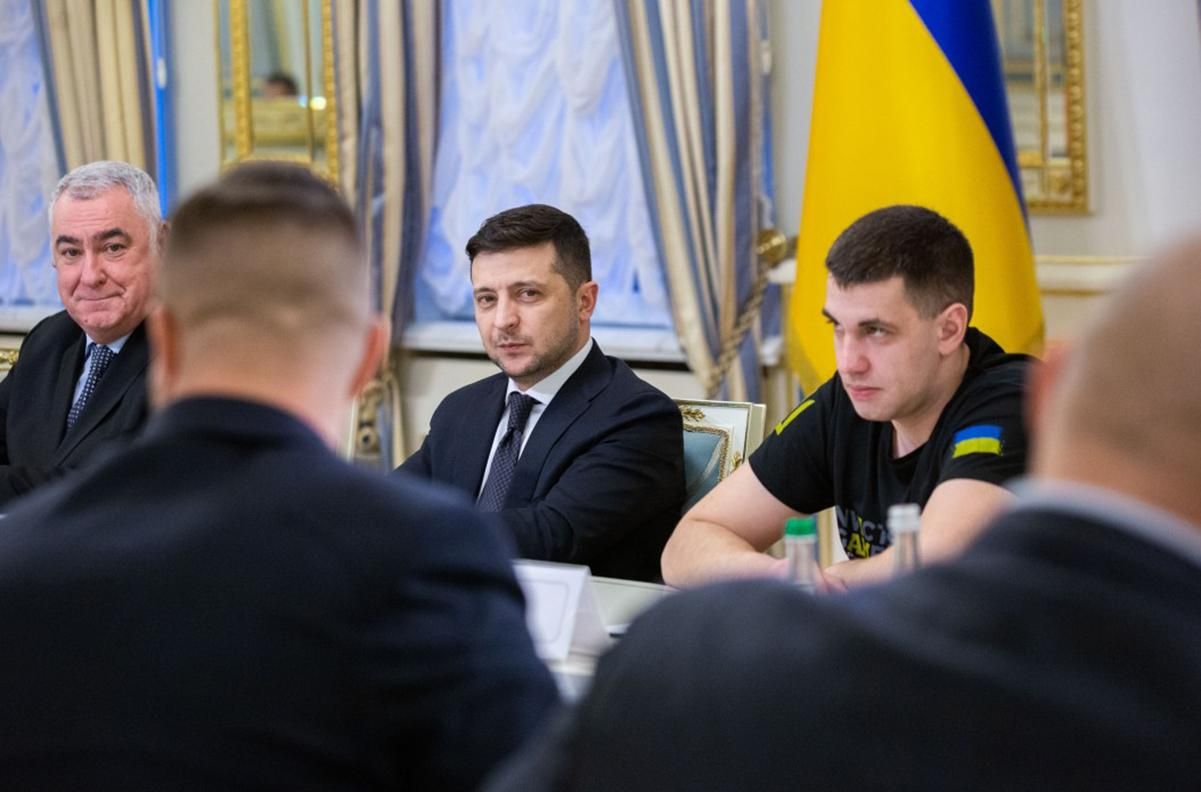 Зеленский поздравил добровольцев и призвал создать Мемориал украинских героев Зеленский поздравил добровольцев и призвал создать Мемориал украинских героев