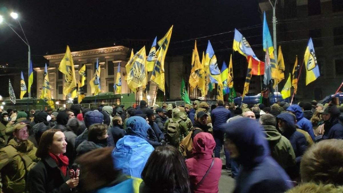 Добровольці з фаєрами прийшли під посольство Росії: відео Добровольці з фаєрами прийшли під посольство Росії: відео