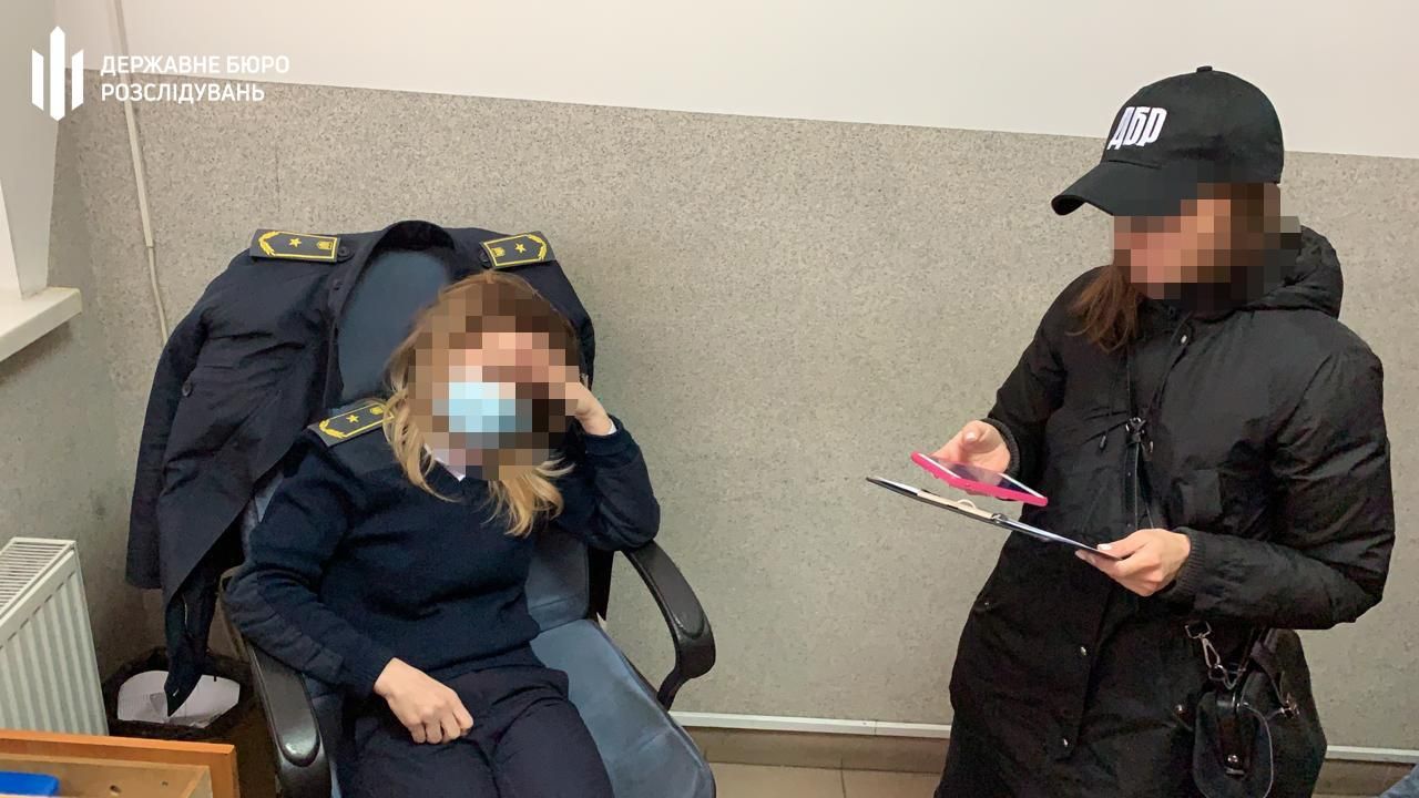 Працівницю митниці взяли на хабарі Працівницю митниці взяли на хабарі