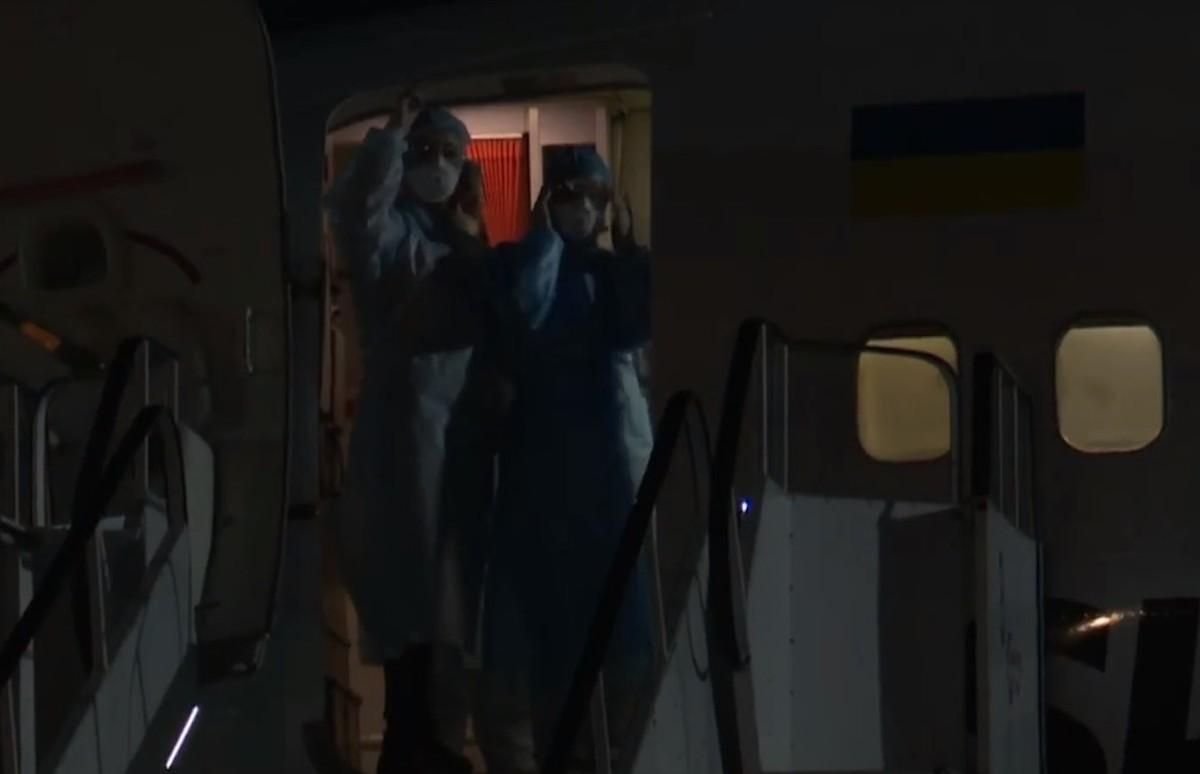 Українців повернули з Італії спецрейсом Українців повернули з Італії спецрейсом