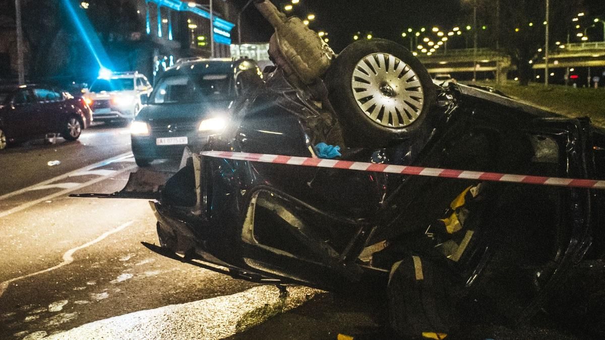 Жахлива аварія у Києві: пасажир загинув, водій у критичному стані – фото
