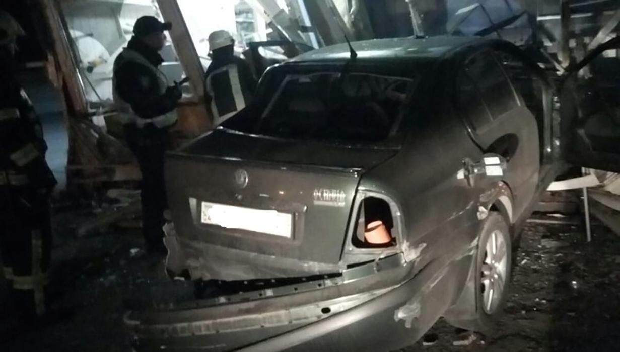 Машина влетела в минимаркет на Днепропетровщине: есть пострадавшие – фото Машина влетела в минимаркет на Днепропетровщине: есть пострадавшие – фото