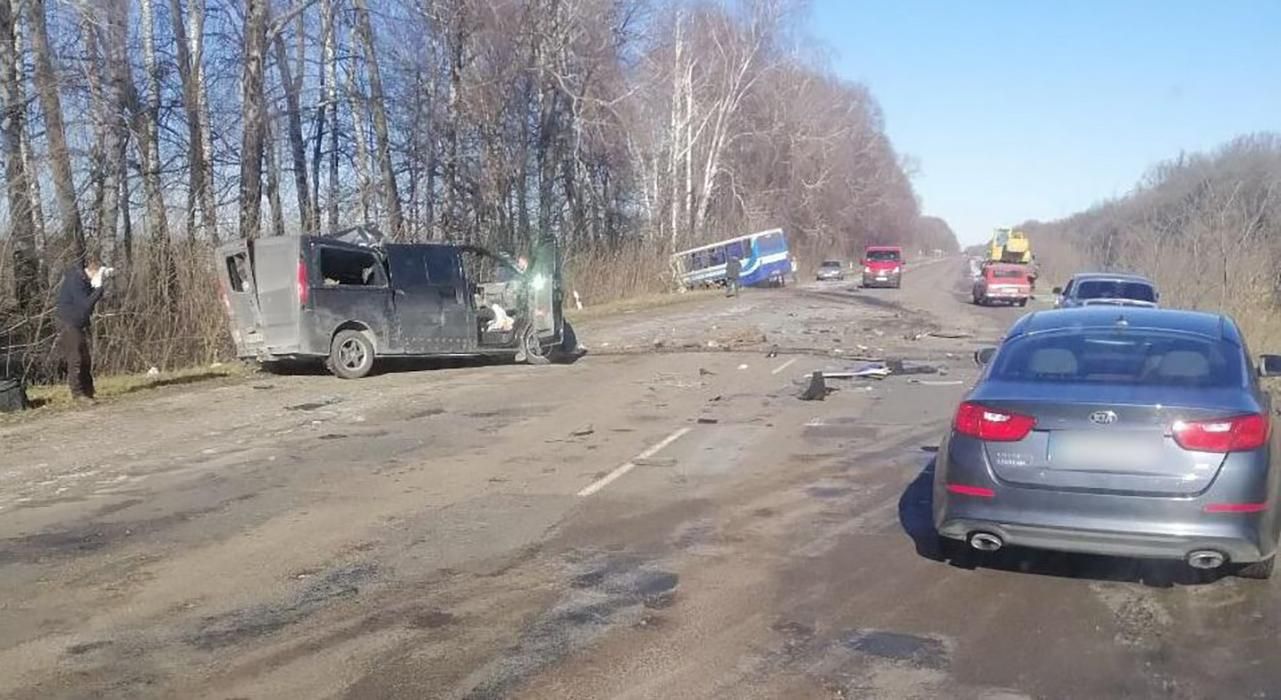 Жуткое ДТП на Сумщине в результате столкновения маршрутки и минибуса: есть погибшие