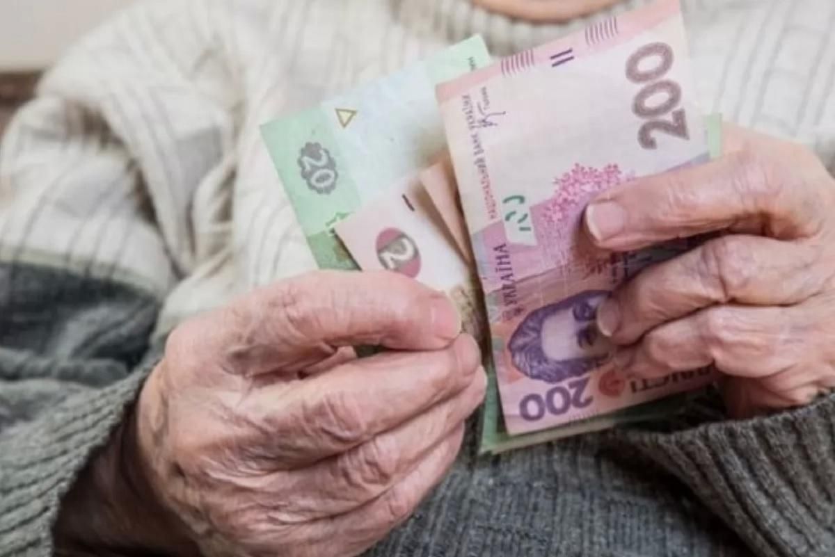 Украинцы получат пенсии вовремя, а льготы за долги не отменят