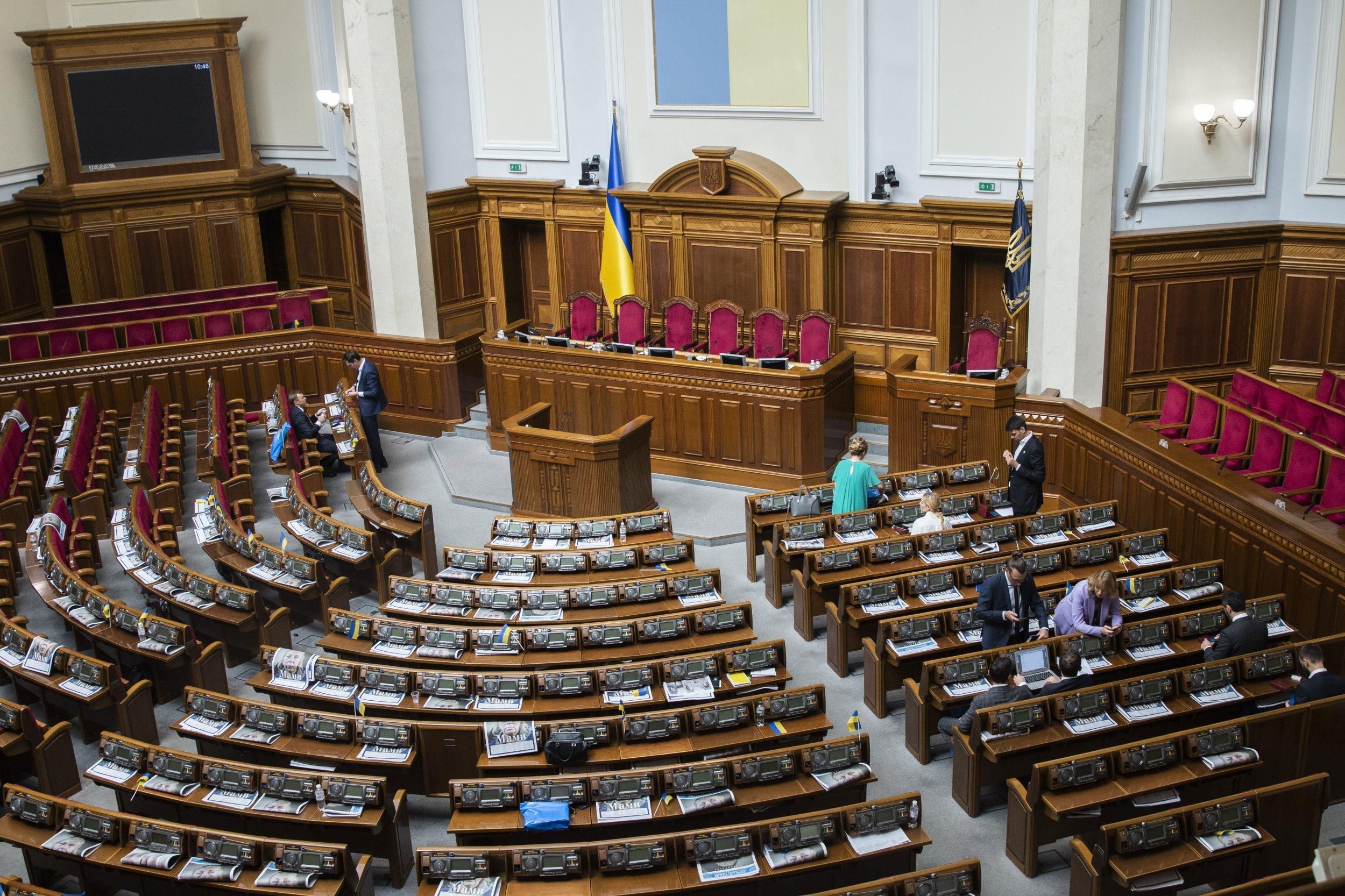 Видають маски та міряють температуру: як працює Рада під час карантину – фото, відео