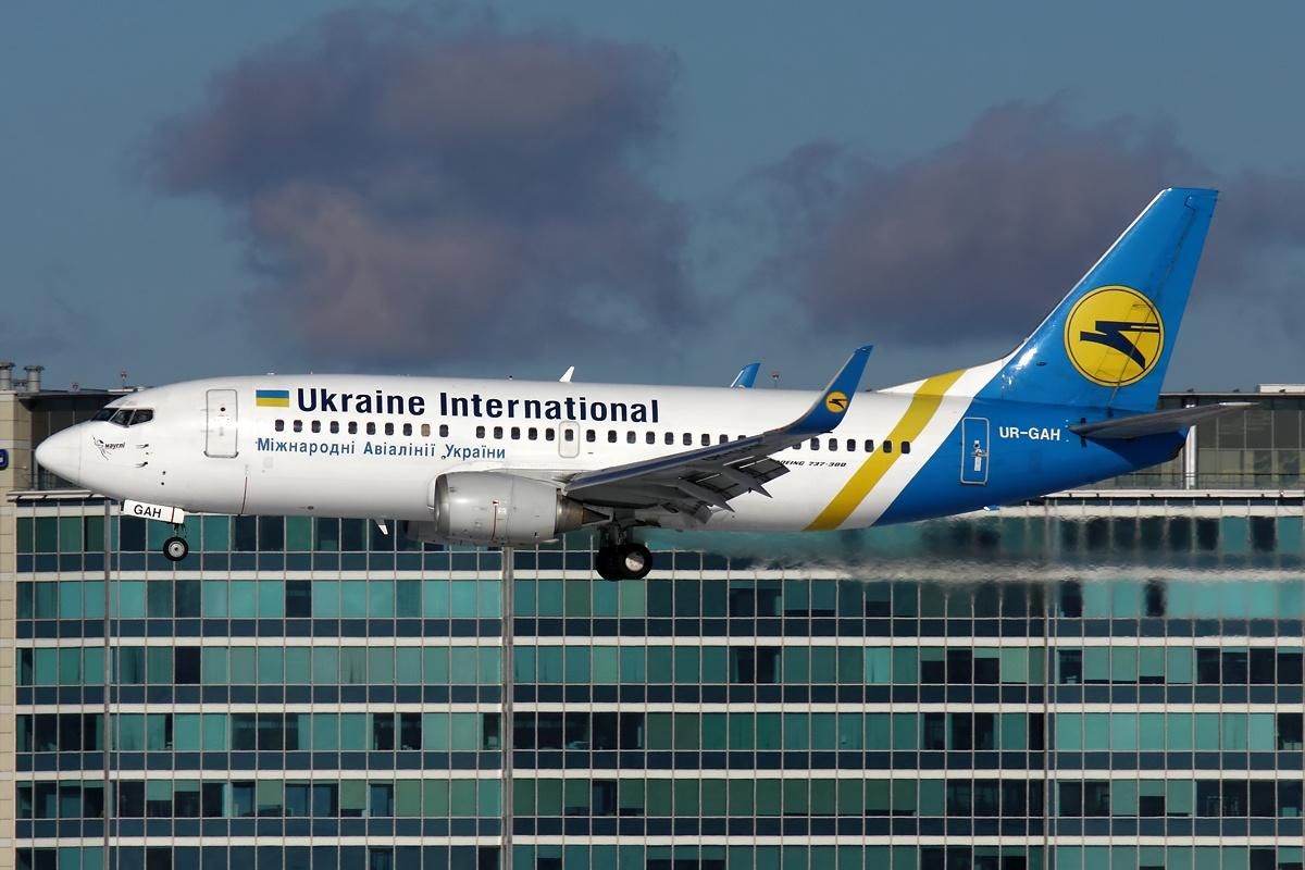 Украинцы возвращаются домой перед закрытием авиасообщений: видео