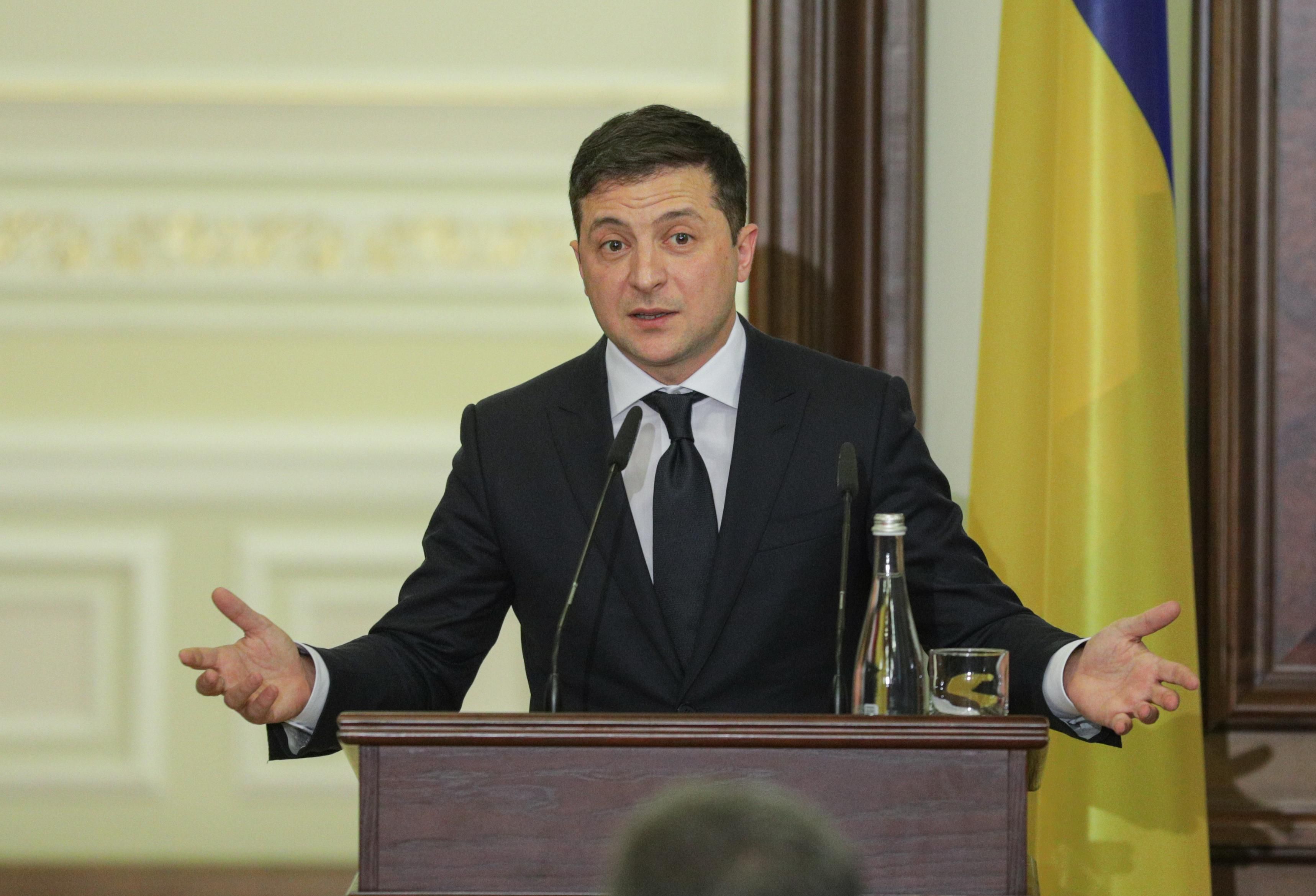 Зеленський закликав Кабмін ввести нові карантинні заходи через поширення коронавірусу: відео Зеленський закликав Кабмін ввести нові карантинні заходи через поширення коронавірусу: відео