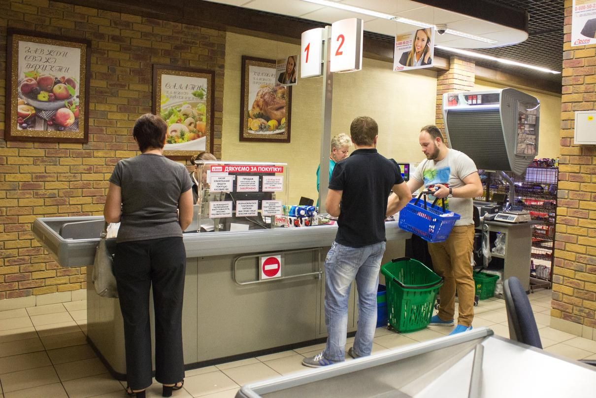 Карантин в Україні: як поводитися у черзі на касі Карантин в Україні: як поводитися у черзі на касі