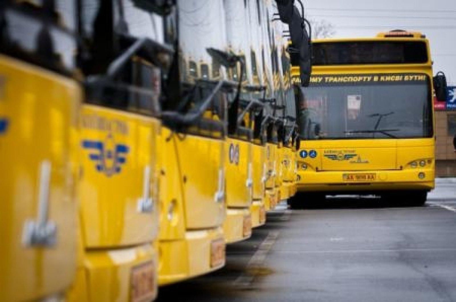 У містах України продовжують їздити заповнені людьми автобуси: фото