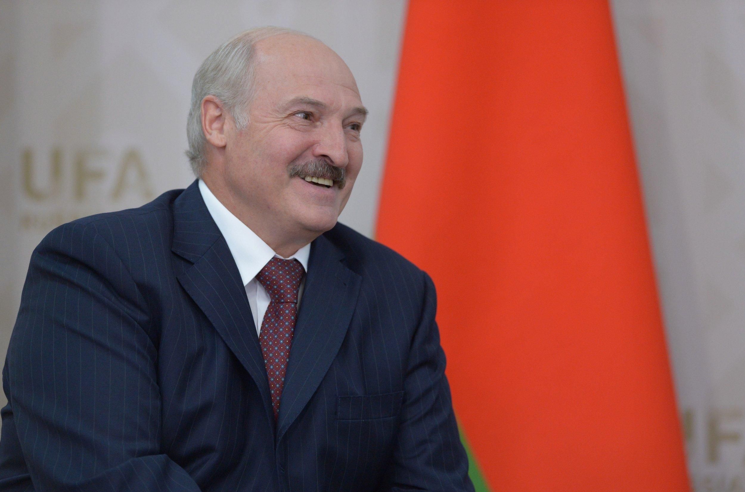 Горілка, сауна і трактор: Лукашенко сказав, як лікувати коронавірус